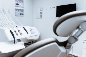 איך בוחרים מרפאת שיניים מקצועית באזור ירושלים